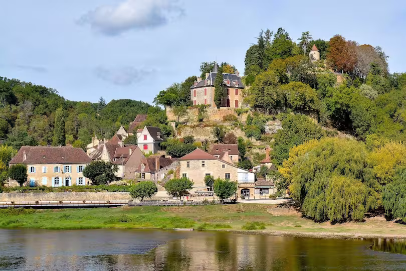Vue panoramique du village de Limeuil au confluent de la Dordogne et Vézère